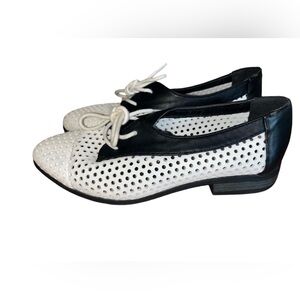 Qupid White/Black Oxfords